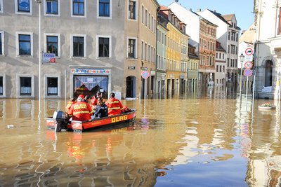 Mit dem Boot durch die überschwemmte Innenstadt